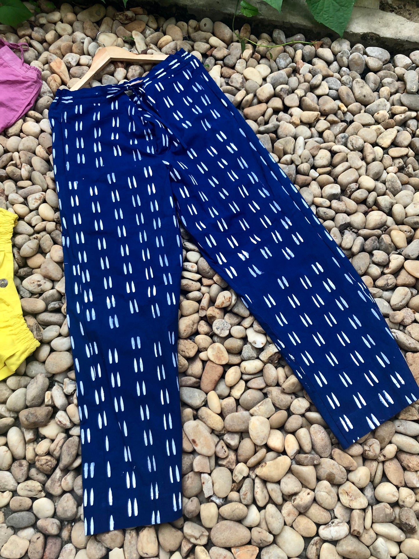 Pantalon Asoro imprimé bleu nuit uni